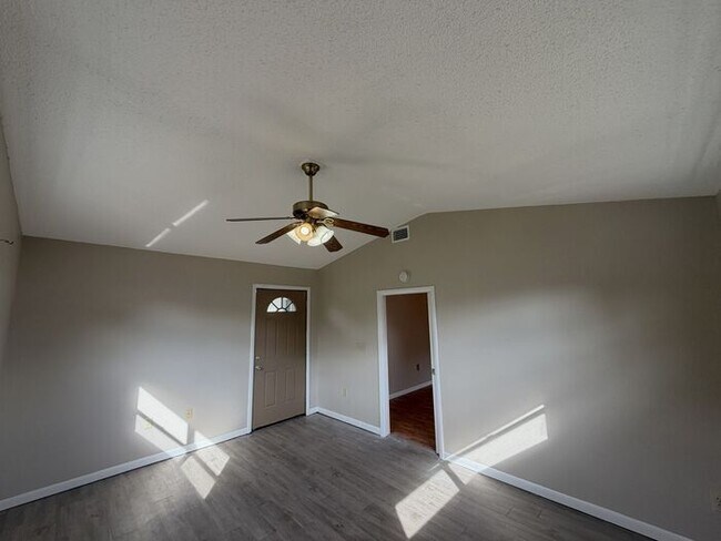 Building Photo - Renovated Home