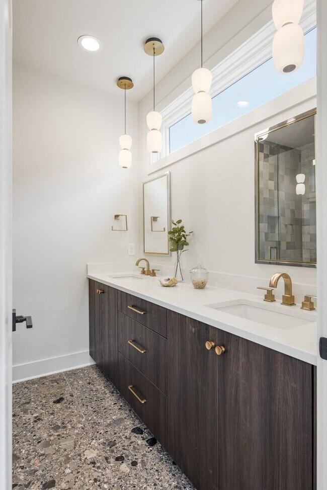 Building Photo - Stunning Salemtown Townhome!