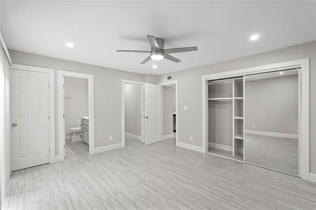 Building Photo - 2121 Fountain View Dr