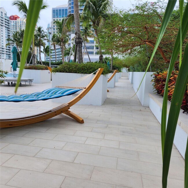 Building Photo - 950 Brickell Bay Dr
