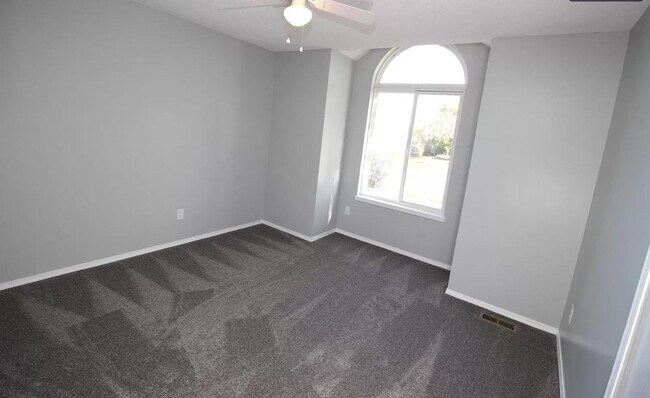 Building Photo - 1119 E Rushwood Dr
