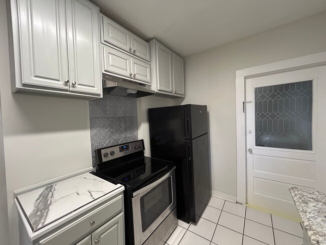 Building Photo - Adorable Remodeled 2Bed Unit in Springfield!