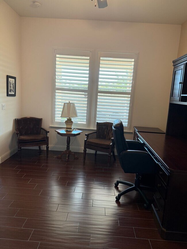 Building Photo - Move-in Ready!