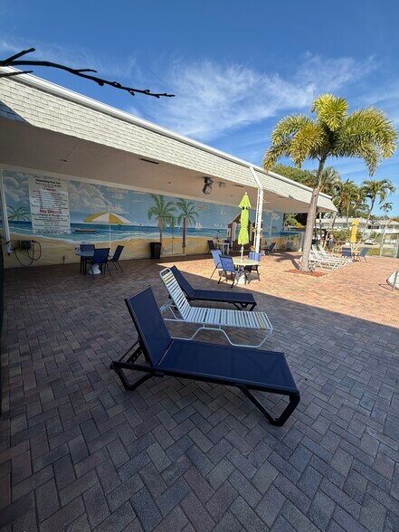 Lay out in the sun or shade - 2960 Lake Osborne Dr