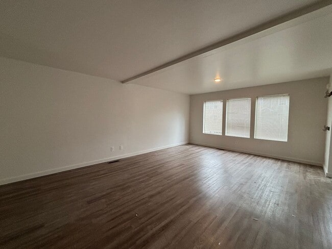 Building Photo - 4 Bedroom Townhome in Hawks Ridge