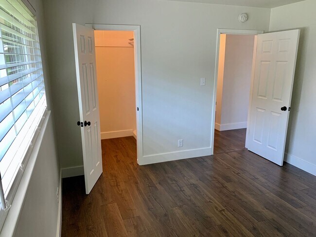 Building Photo - Remodeled & Stunning 2/1 Duplex in South A...