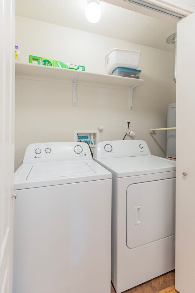 Building Photo - 800 Sherwood Dr