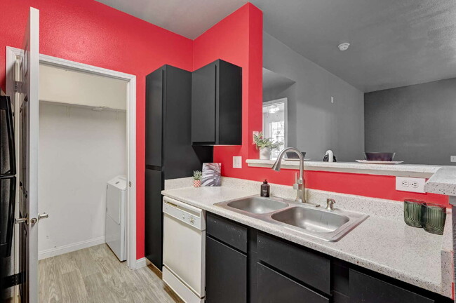 Building Photo - Ground Floor 2BD/2BA Condo in Gated Hender...
