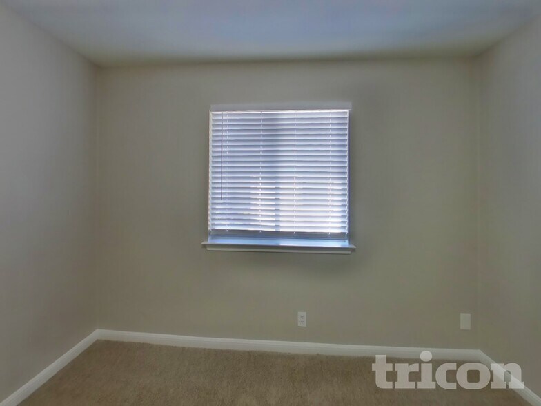 Building Photo - 4842 Dahlia Terrace