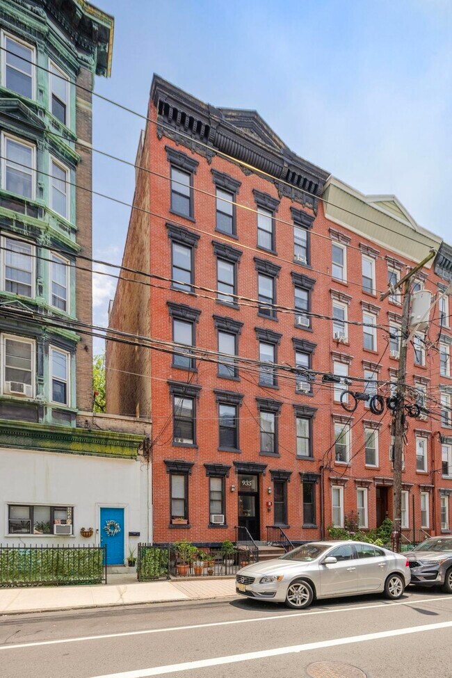 Building Photo - 935 Park Ave