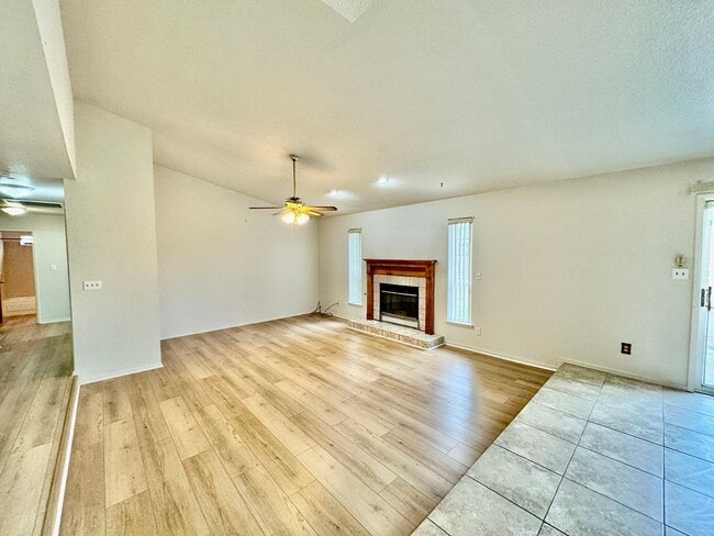 Building Photo - Charming 3 Bedroom 2 Bath Home for Rent in the Ranchwood Estates