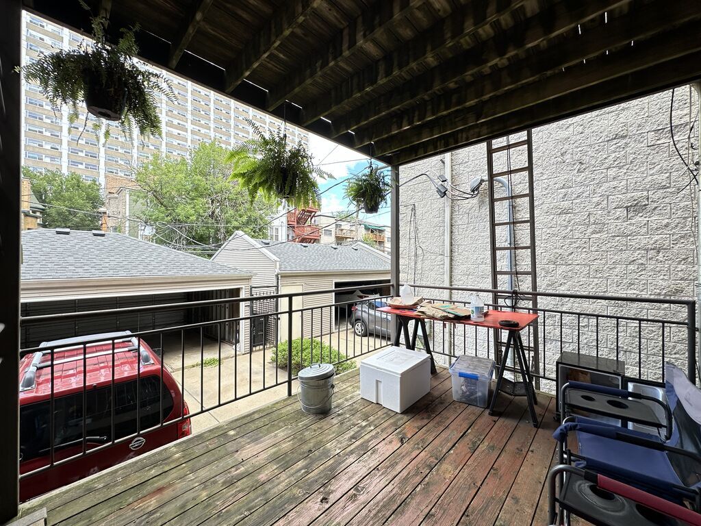 Building Photo - 934 W Leland Ave