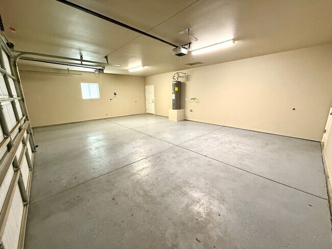 Building Photo - Beautiful 3 Bedroom with 3 Car Garage- Available Now!