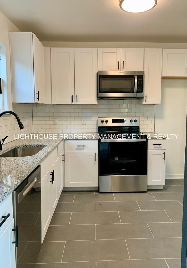 Building Photo - COMING SOON! Renovated 2 Bed/2 Bath Home! ...