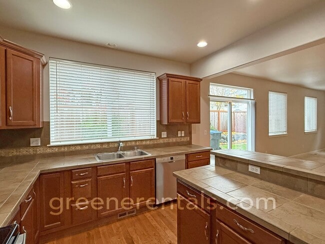 Building Photo - 4BR/2.5BA with Bonus Loft and Den in Lacey