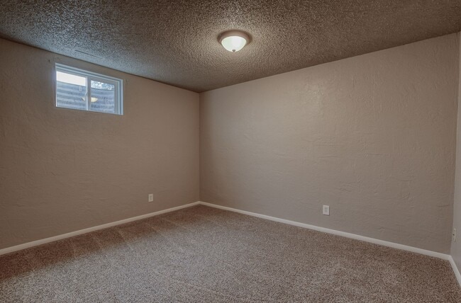 Building Photo - Centrally located 4 bedroom home!