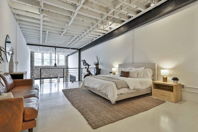 Building Photo - 675 Greenwood Ave NE