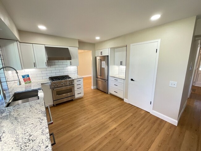 Building Photo - 4 Bedroom Home Available Near E Cheyenne M...