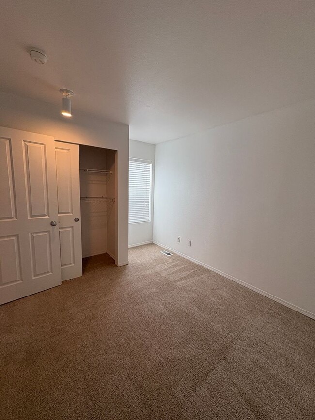 Building Photo - Available now- Beautiful like-new rental i...