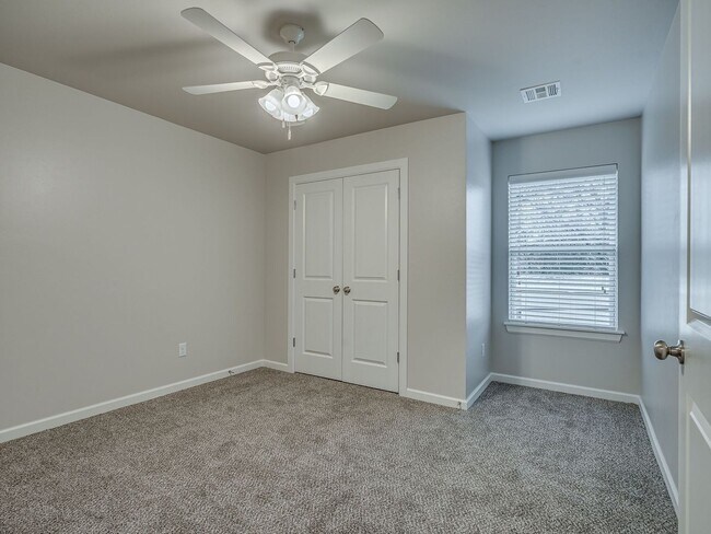 Building Photo - Very Nice 4 Bedroom 2 Bath Duplex in Oakdale Schools - Lawn Care Included