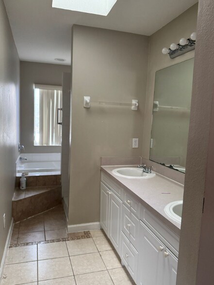 Building Photo - 657 Orchid Dr
