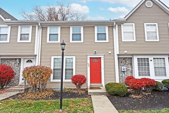 Building Photo - 920 Woodlyn Dr N