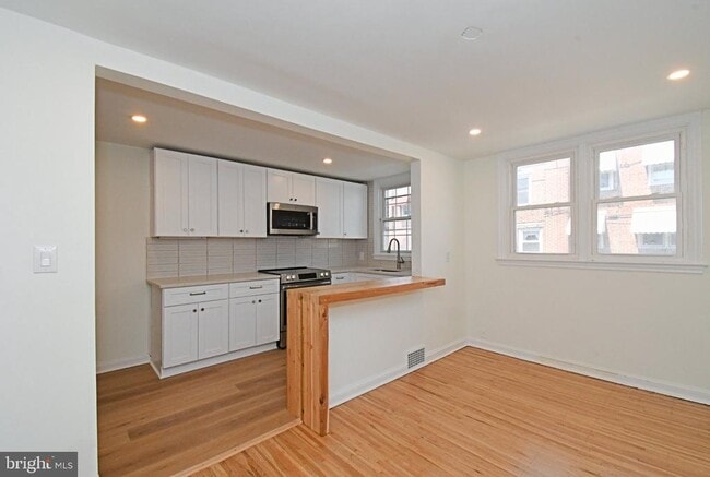 Building Photo - 2219 Ardmore Ave