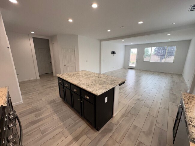 Building Photo - NW Visalia Home For Rent! Close to sports park & shopping centers!