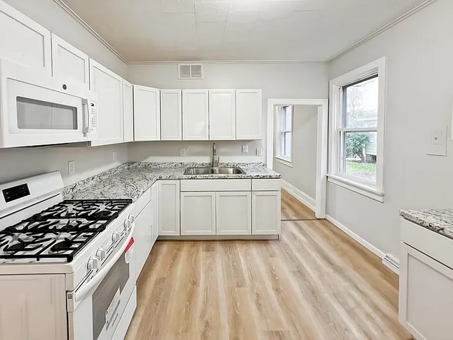 Building Photo - 1328 N Main St