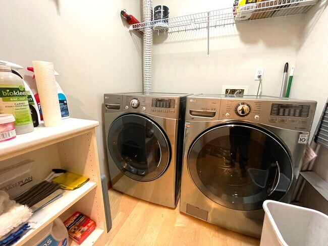 Building Photo - Gorgeous Furnished Pearl District Condo - ...