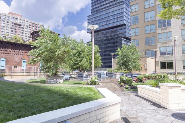 Building Photo - 88 Morgan St