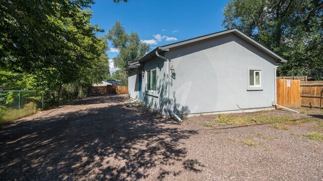 Building Photo - 2bd, 1 ba Rental Available Near Downtown C...