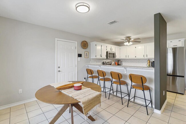 Building Photo - 5725 Ventura Ln