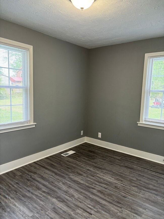 Building Photo - 135 N Meadow Dr