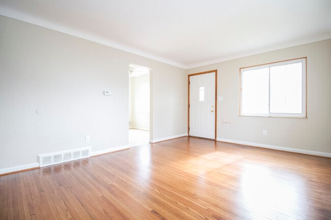 Building Photo - 25 Willamont Rd