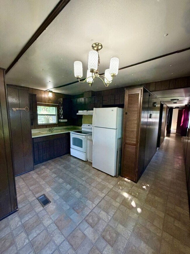 Building Photo - Cozy 3BR Home with Fenced Yard – Available Now!