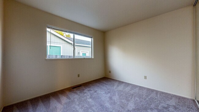 Building Photo - Bright 4 Bedroom 2 Full Bathroom Home with 2 Car Garage!