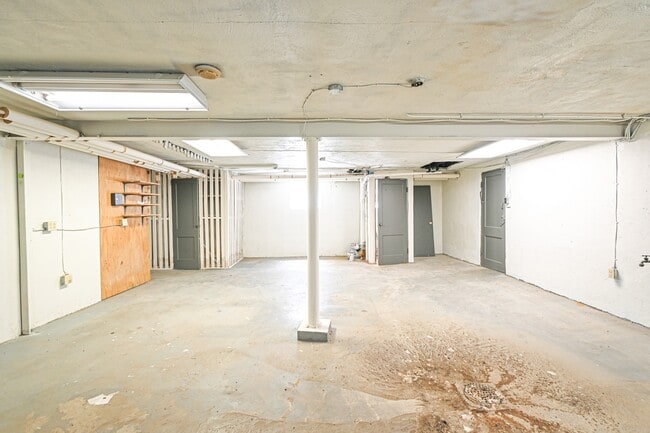 Building Photo - 7139 Eastlawn Dr