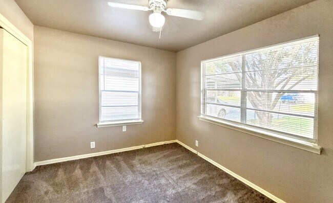 Building Photo - 5826 Burr Oak Dr