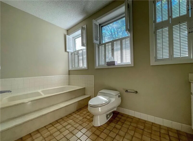 Main Bath - 450 Center St