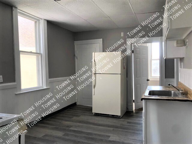 Building Photo - 572 W Utica St