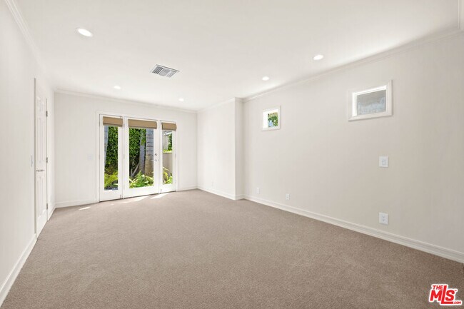 Building Photo - 704 Westbourne Dr