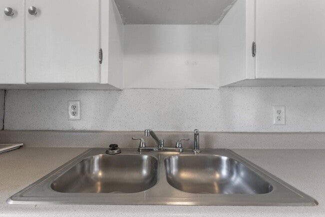 Building Photo - Charming 2 Bed, 1 Bath Home on Quiet Stree...