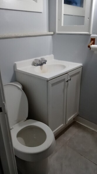 Building Photo - 430 S Holladay Dr