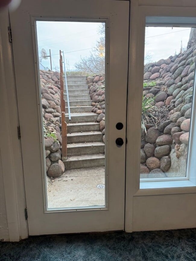 Building Photo - 2405 Sunset Dr