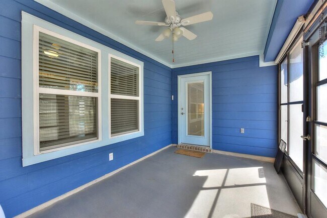 Building Photo - 220 Comal Ln
