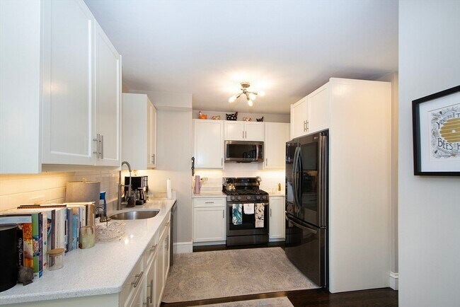 Building Photo - 108-110-110 Elm St