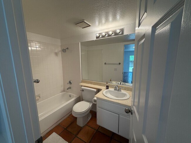 Building Photo - Beautiful 3 bed/3 bath In San Clemente