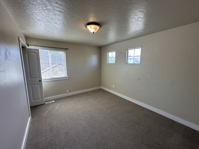 Building Photo - "Charming 4-Bed Home with Granite Accents & Hardwood Elegance in Meridian!"