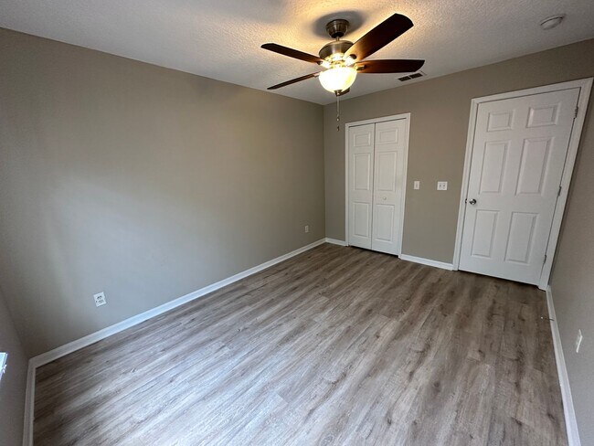 Building Photo - Lovely  3/2.5 Home w/ 2nd floor loft and f...